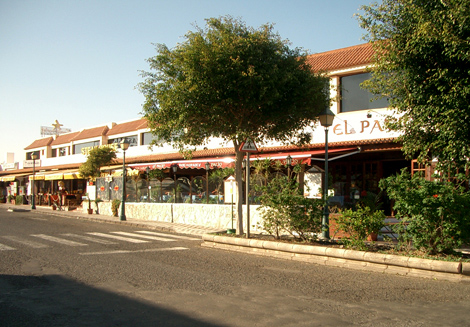 Hauptstraße mit vielen Restaurants
