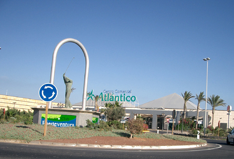 Das Shopping Center Atlantico in Caleta de Fuste