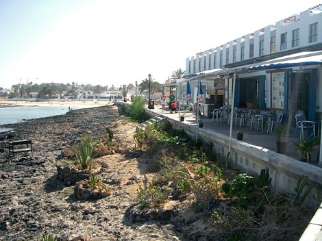 Strandpromenade beim alten Stadtkern von Corralejo auf Fuerteventura