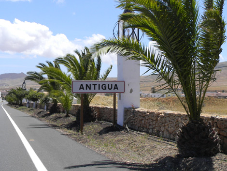 Ortseinfahrt Antigua