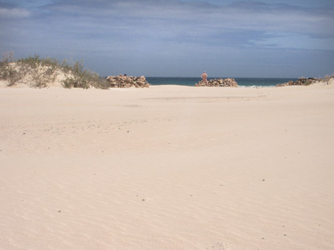 Dünenstrand von Corralejo mit den Steinburgen