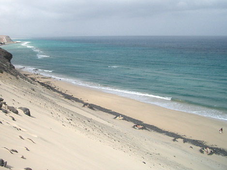 Blick von der Düne hinunter auf das Meer