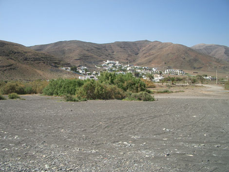 Blick auf den Ort Giniginamar vom Strand aus